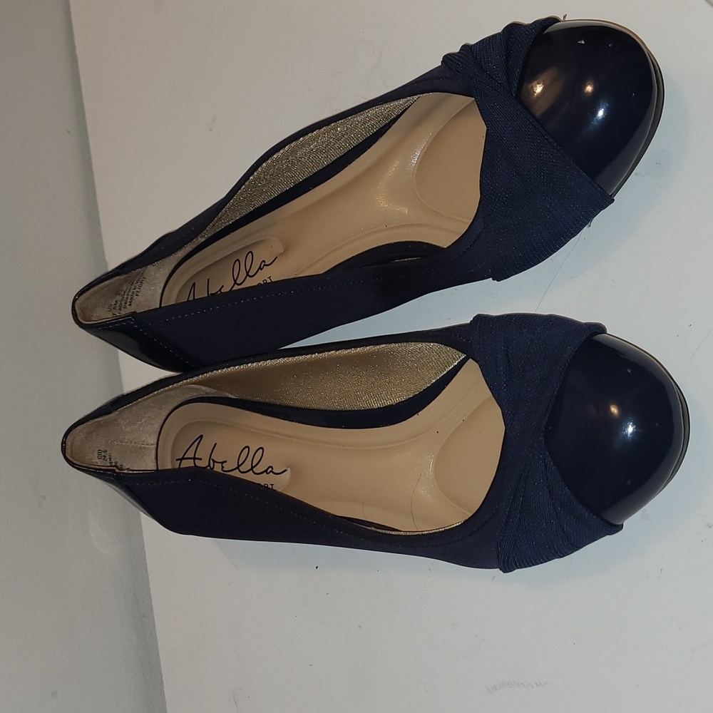NEW Abella Navy blue round toe wedge / flat 7.5M